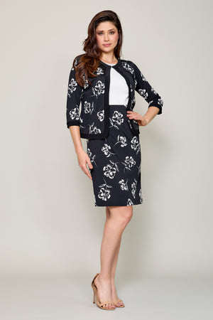 Conjunto de vestido bicolor con saco negro estampado floral