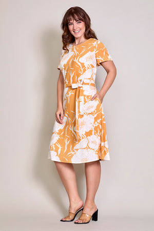 Vestido plus color amarillo con estampado y cinturón