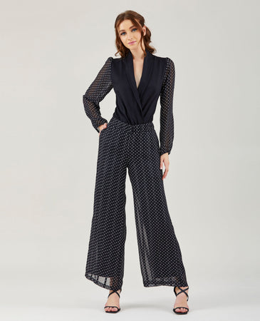 Conjunto de pantiblusa negra y pantalón a lunares