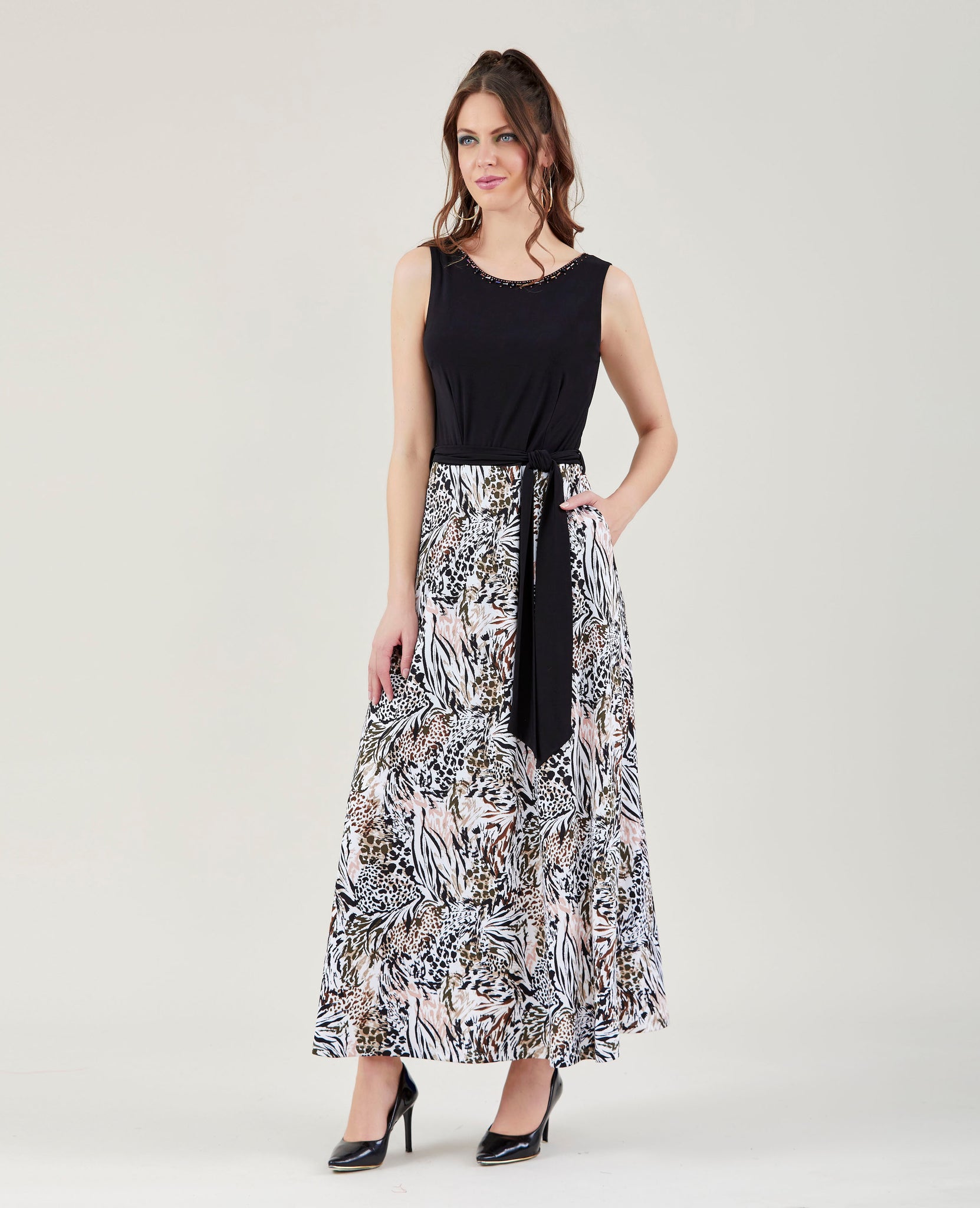 Maxi vestido elegante estampado con piedrer a al cuello Karen Kein