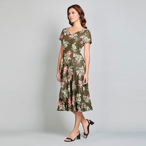 Vestido largo casual color olivo con olanes en falda