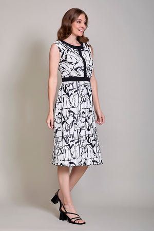 Vestido color blanco sin mangas plizado con estampado