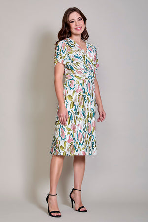 Vestido casual estampado plizado con escote v
