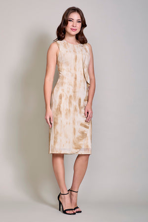 Vestido elegante color arena con olan sin manga