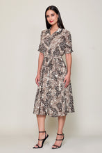 Cargar imagen en el visor de la galería, Vestido casual con estampado print color café con botones