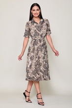 Cargar imagen en el visor de la galería, Vestido casual con estampado print color café con botones