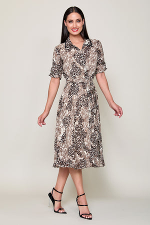 Vestido casual con estampado print color café con botones