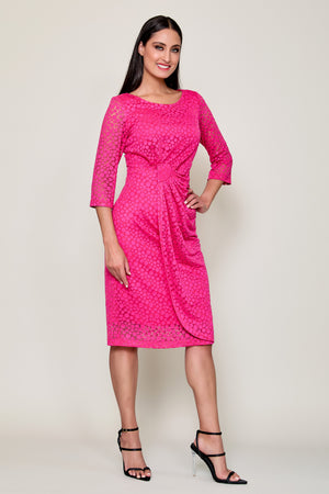 Vestido casual drapeado con textura color fiusha