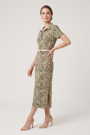 Vestido casual con estampado print y cuello sport