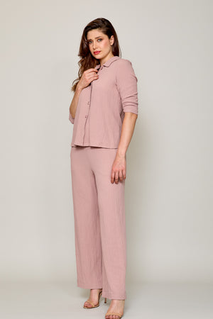 Conjunto color rosa con pantalón bota amplia y camisa