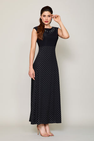 Maxi vestido color negro con falda estampada y pedrería
