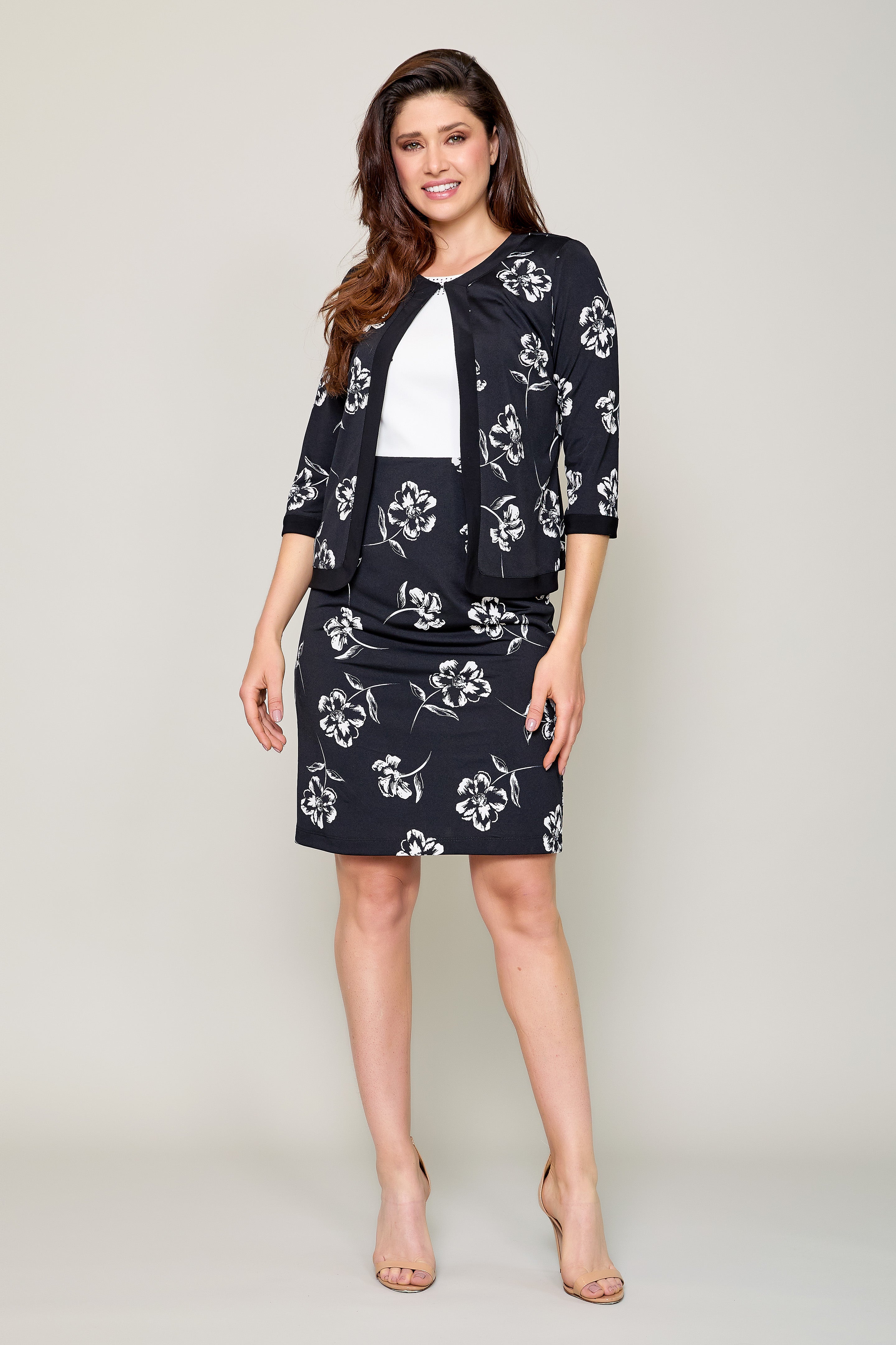 Conjunto de vestido bicolor con saco negro estampado floral