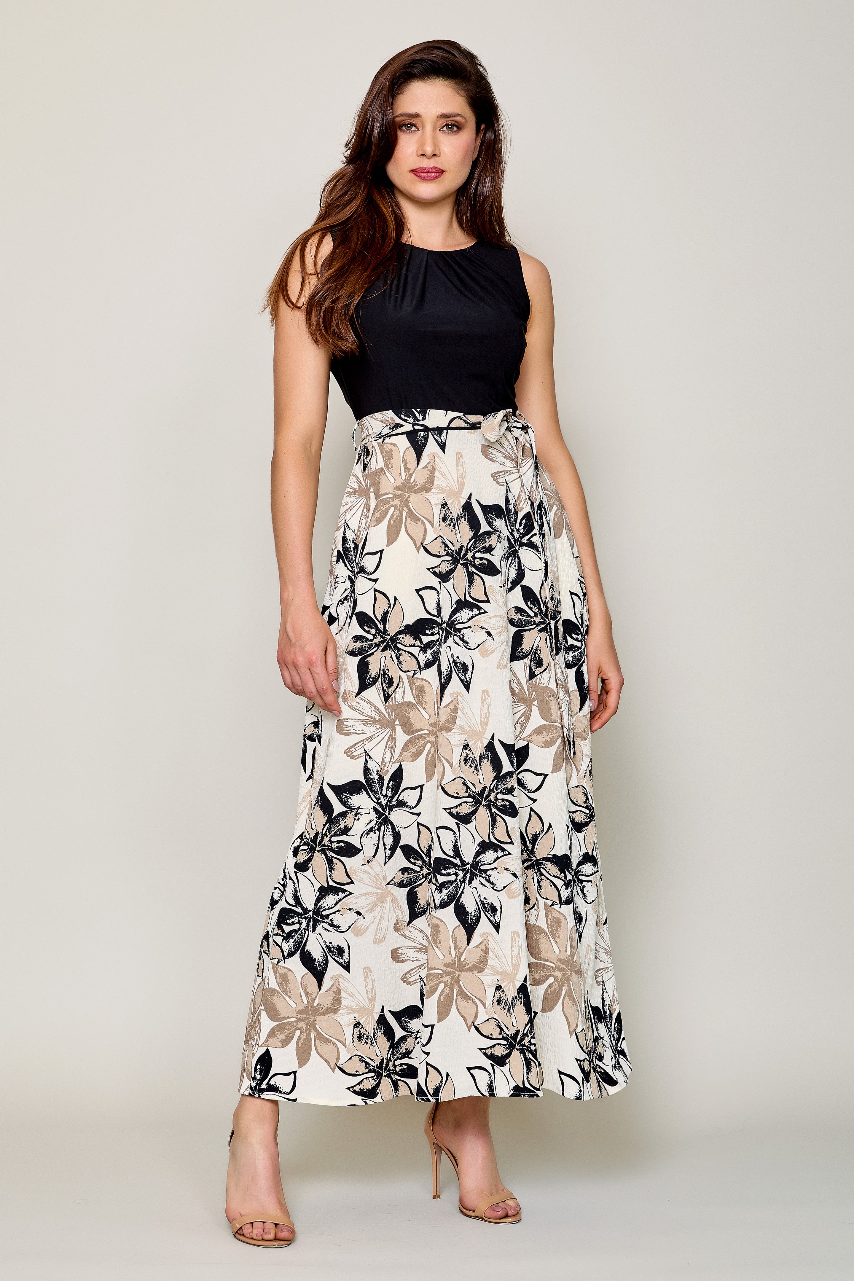 Maxi vestido elegante color negro con falda estampada