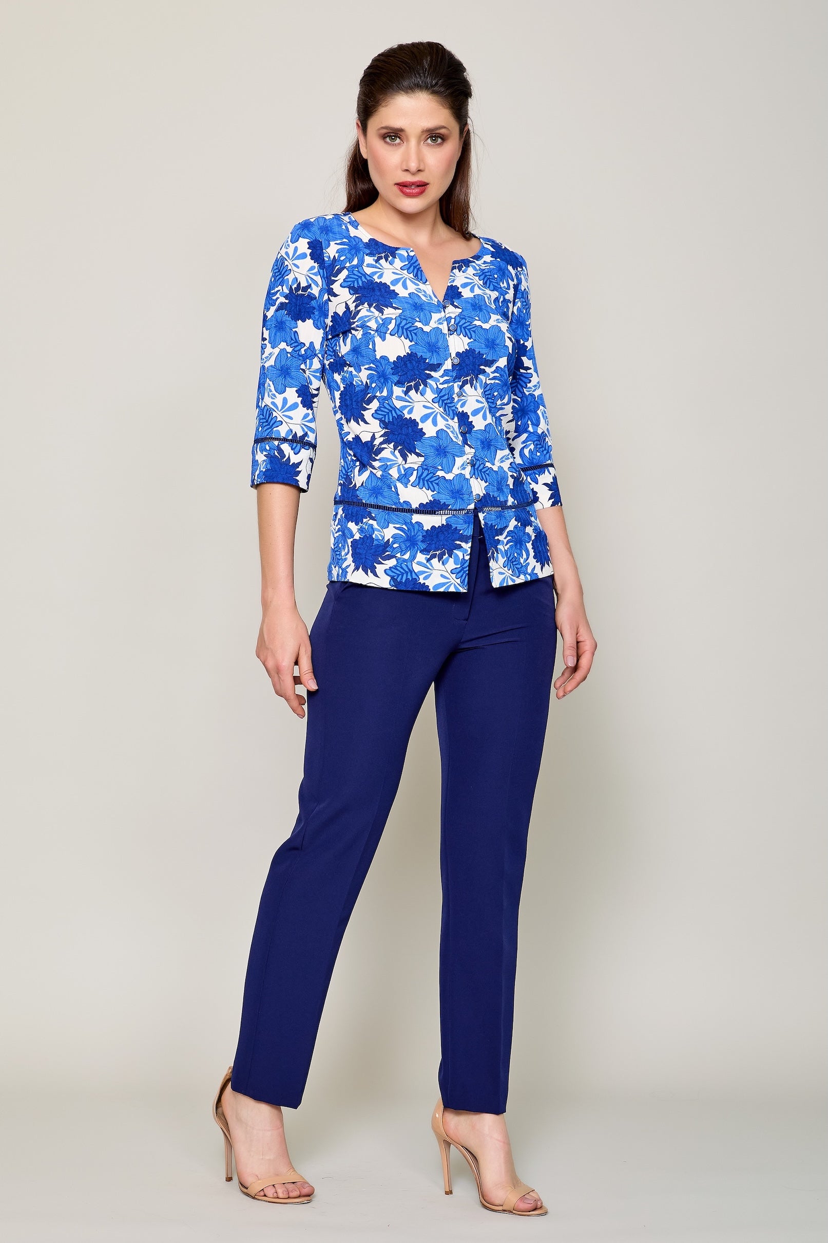 Conjunto de blusa azul estampada manga 3/4 y pantalón