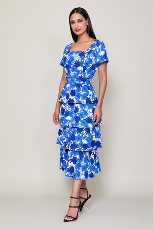 Maxi vestido cuello cuadrado y olanes en falda color azul