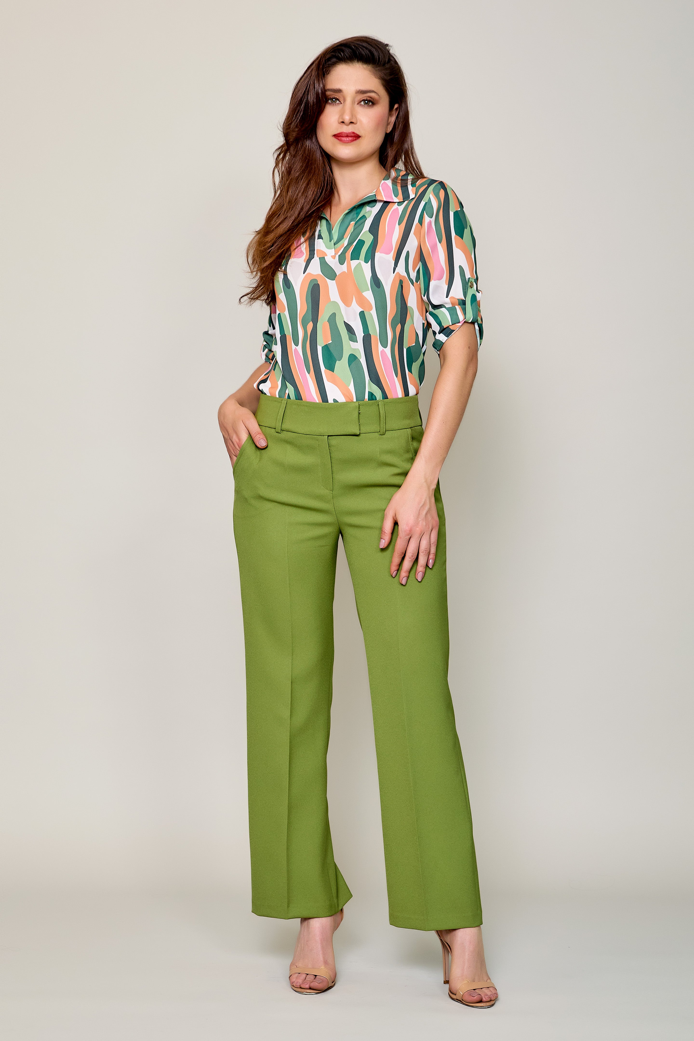 Conjunto de blusa camisera estampada con pantalón verde