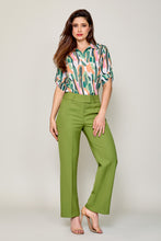 Cargar imagen en el visor de la galería, Conjunto de blusa camisera estampada con pantalón verde