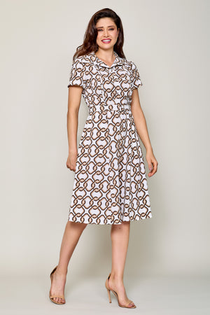 Vestido cuello sport con estampado café y cinturón
