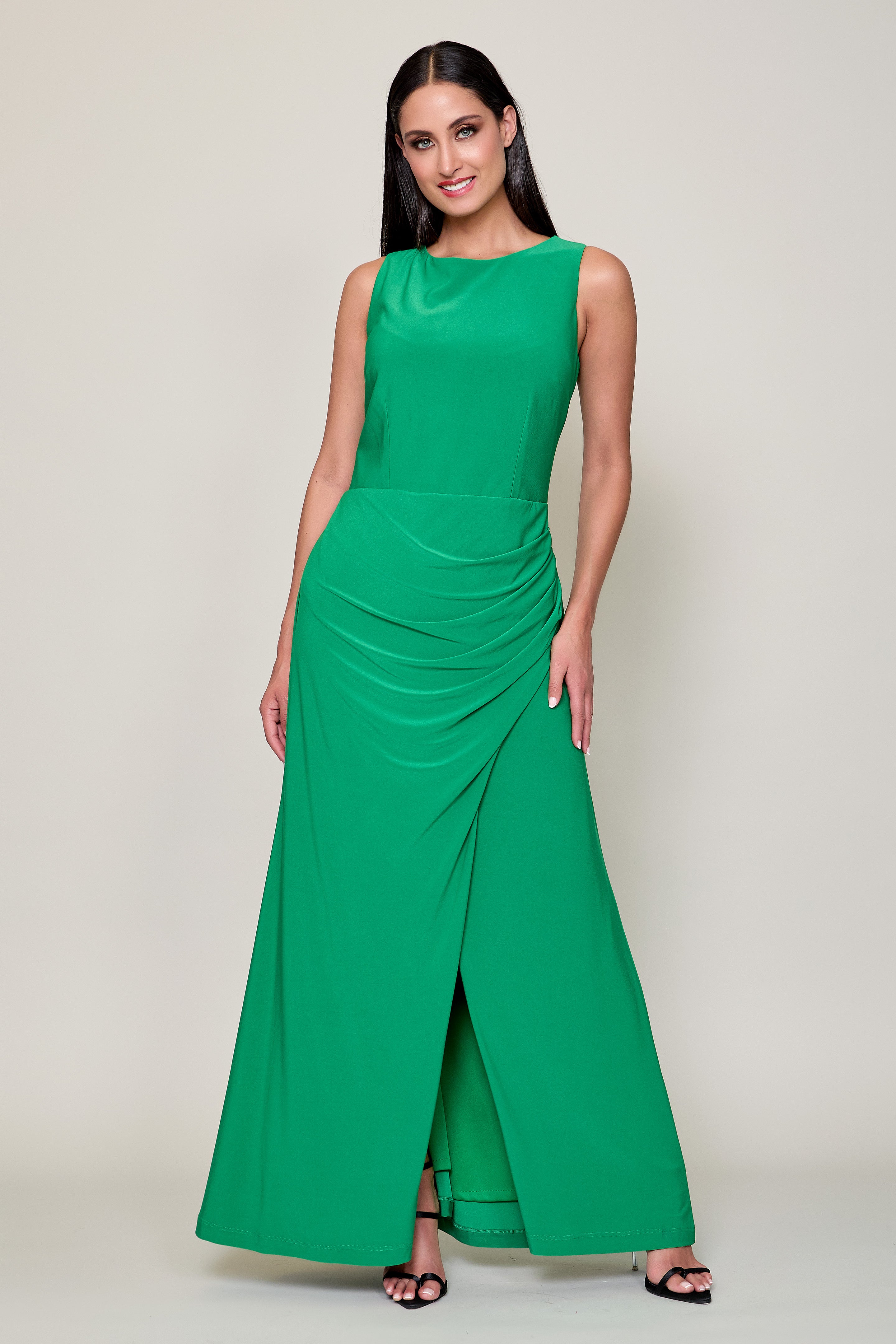 Maxi vestido elegante color verde sin manga con abertura
