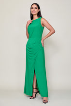 Cargar imagen en el visor de la galería, Maxi vestido elegante color verde sin manga con abertura
