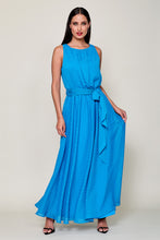 Cargar imagen en el visor de la galería, Maxi vestido casual sin manga color azul con cinturón