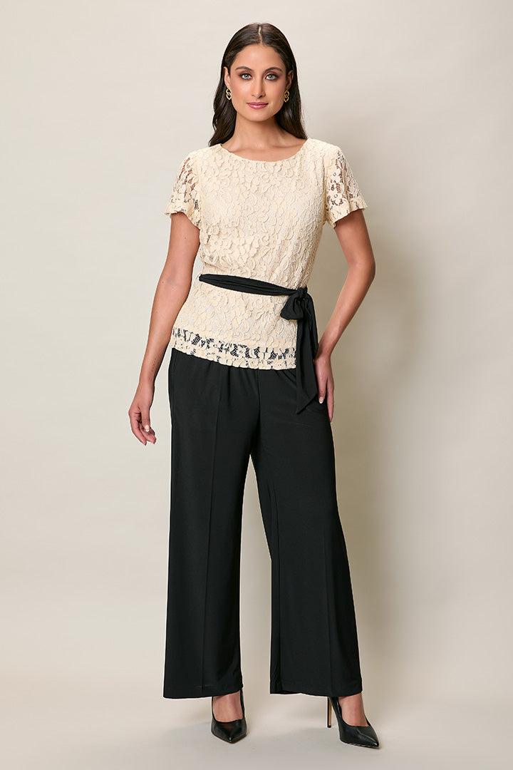 Conjunto de blusa de encaje con cinturón y pantalón