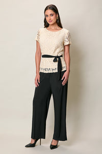 Conjunto de blusa de encaje con cinturón y pantalón