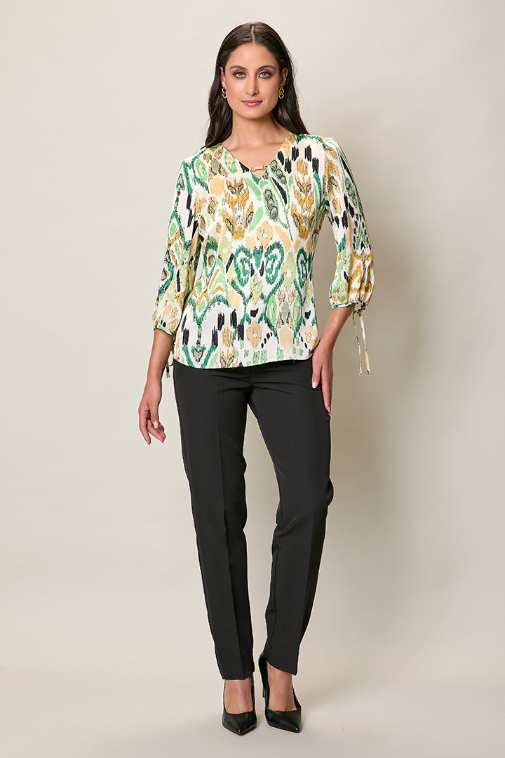 Conjunto de blusa verde estampada con pantalón negro