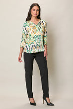 Cargar imagen en el visor de la galería, Conjunto de blusa verde estampada con pantalón negro