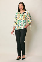 Cargar imagen en el visor de la galería, Conjunto de blusa verde estampada con pantalón negro