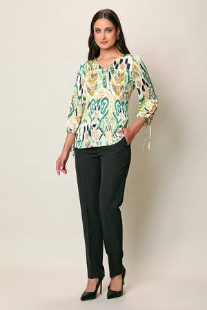 Conjunto de blusa verde estampada con pantalón negro