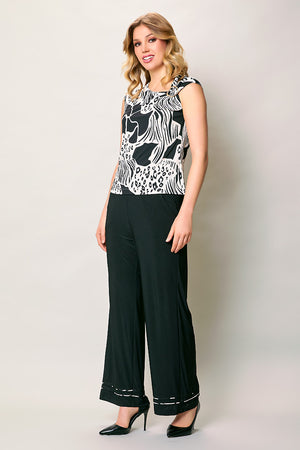 Conjunto de blusa negra estampada con pantalón amplio