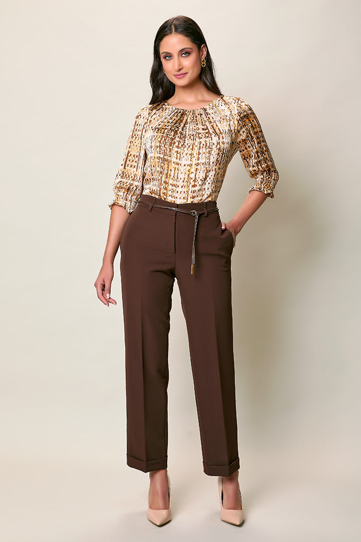 Conjunto elegante con blusa estampada y pantalón café