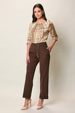 Cargar imagen en el visor de la galería, Conjunto elegante con blusa estampada y pantalón café