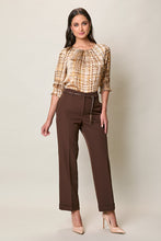 Cargar imagen en el visor de la galería, Conjunto elegante con blusa estampada y pantalón café