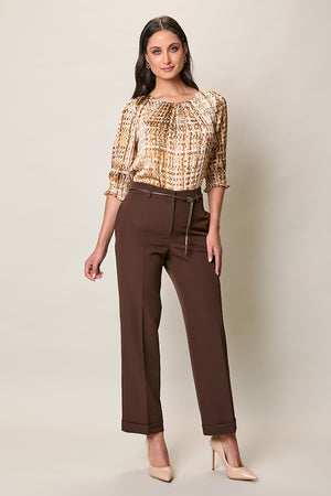 Conjunto elegante con blusa estampada y pantalón café