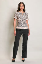 Cargar imagen en el visor de la galería, Conjunto de blusa estampada color rosa con pantalón