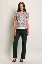 Cargar imagen en el visor de la galería, Conjunto de blusa estampada color rosa con pantalón