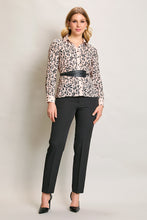 Cargar imagen en el visor de la galería, Conjunto elegante con camisa estampada y pantalón