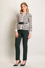 Cargar imagen en el visor de la galería, Conjunto elegante con camisa estampada y pantalón