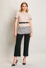 Cargar imagen en el visor de la galería, Conjunto de blusa estampada color rosa con pantalón