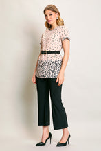 Cargar imagen en el visor de la galería, Conjunto de blusa estampada color rosa con pantalón