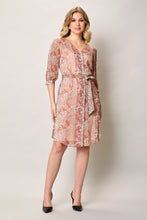 Cargar imagen en el visor de la galería, Vestido casual estampado color rosa cuello V y manga 3/4