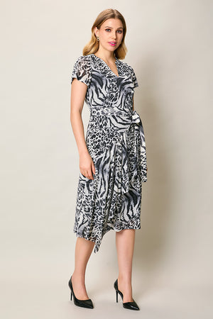 Vestido casual estampado corte sesgado cuello V