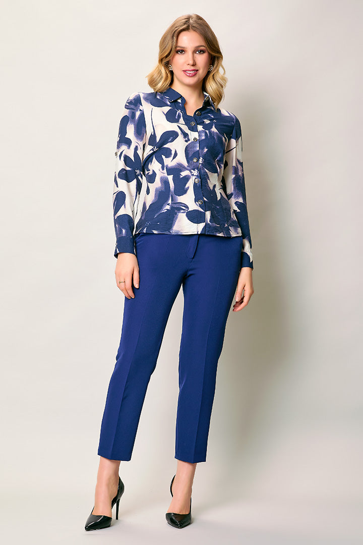 Conjunto de blusa estampada azul con pantalón recto