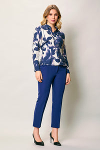 Conjunto de blusa estampada azul con pantalón recto