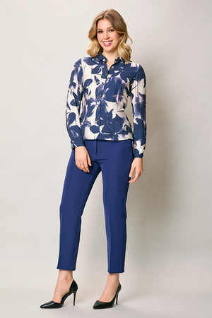 Conjunto de blusa estampada azul con pantalón recto