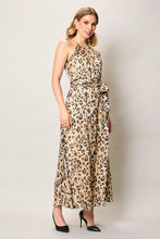 Cargar imagen en el visor de la galería, Maxi vestido tipo halter con estampado animal print