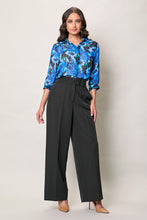 Cargar imagen en el visor de la galería, Conjunto de blusa estampada color azul con pantalón amplio