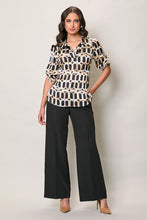 Cargar imagen en el visor de la galería, Conjunto elegante con blusa estampada y pantalón amplio
